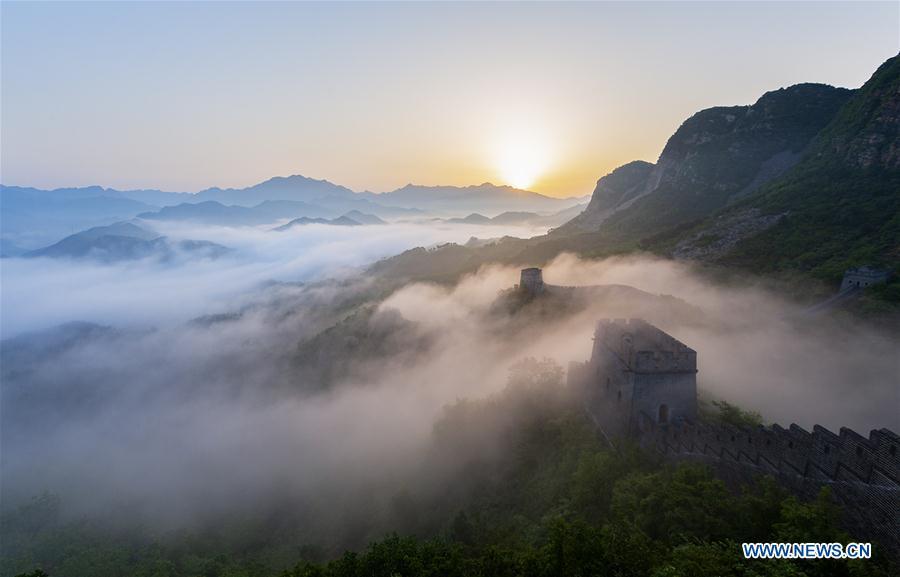 Sea of clouds shrouds Huangyaguan section of Great Wall in north China(1/5)